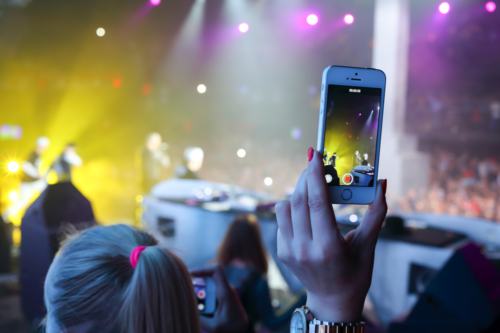 Příspěvky zveřejňujeme hlavně ve chvíli, kdy se máme čím pochlubit. Ať už je to koncert oblíbené kapely, narozeninová oslava nebo třeba vysněná dovolená. foceni shutterstock 325297022