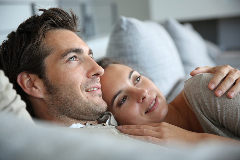 Kvalitní vztah je nejlepším lékem na stres i samotu. happy couple shutterstock 160939187