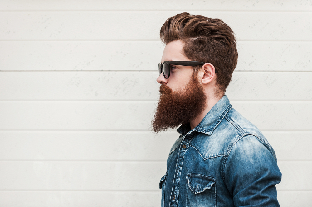 Páni k delším vousům obvykle sklouznou z pohodlnosti, ženám se na nich vous buď líbí, nebo jej absolutně odmítají. hipster shutterstock 311399738