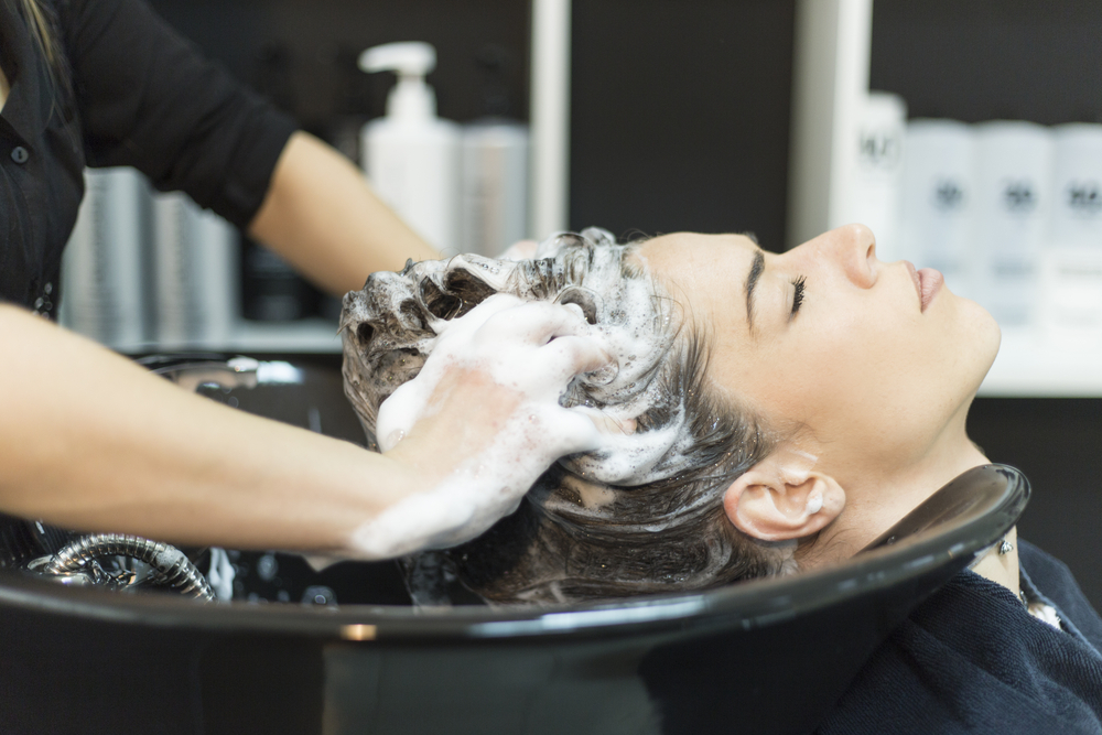 Zajímejte se i o to, jakou kosmetiku používá vaše kadeřnice. kadernice shutterstock 607265501