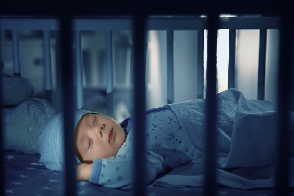 Děti by měly spát na zádech do té doby, než se nebudou umět samy překulit na bříško. kojenec shutterstock 596694050