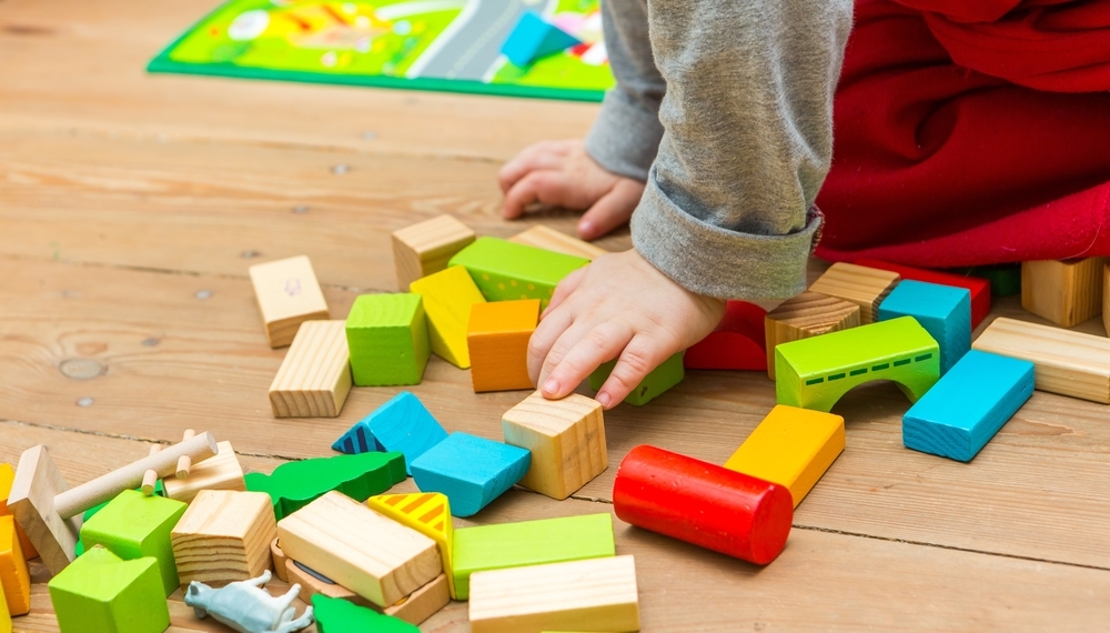 Drahá a krásná hračka dítě většinou po chvilce omrzí. I obyčejné kostky pomáhají rozvíjet dětské schopnosti. kostky shutterstock 530224222