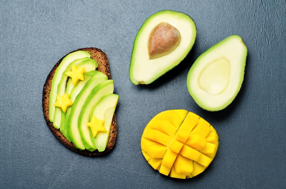 Na vlastní plody manga nebo avokáda si sice nějakou chvíli počkáte, ale o to větší radost z nich budete mít. mango avocado shutterstock 602778689