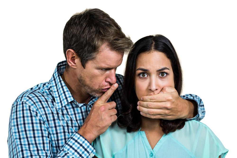 Svou oběť se gaslighter snaží izolovat od vnějšího světa. manipulace shutterstock 362850794