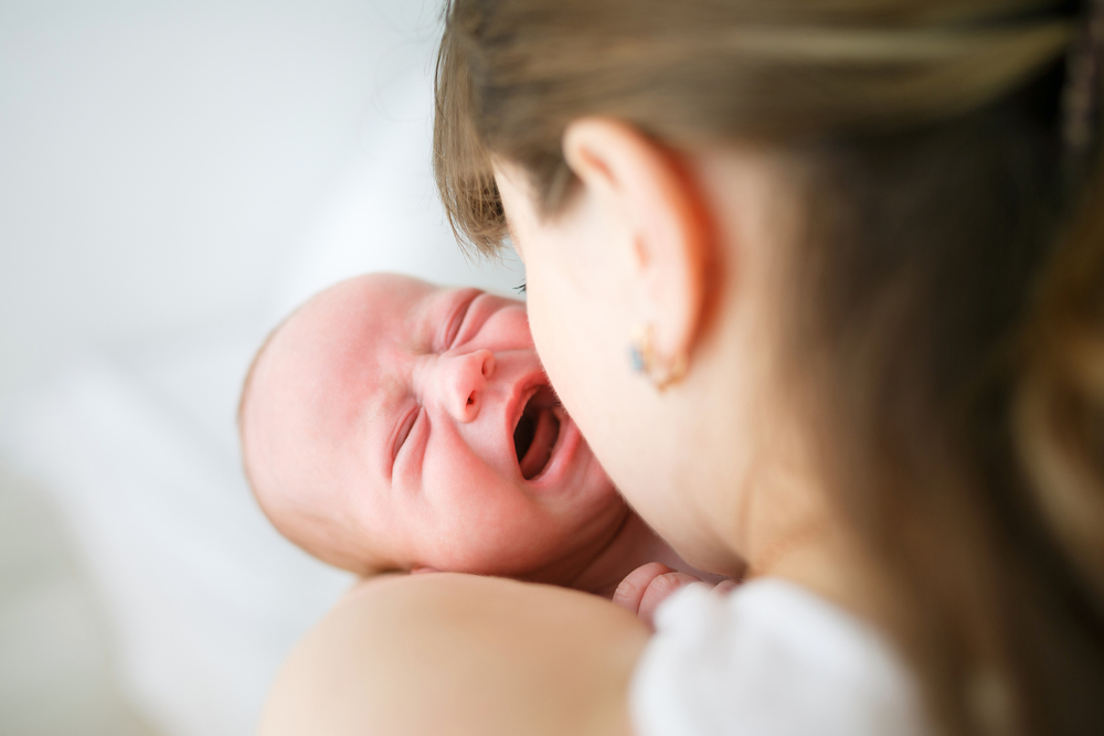 Maminky, které rodily přirozenou cestou, jsou prý mnohem vnímavější k dětskému pláči než ty, které rodily císařským řezem. novorozene shutterstock 301455563