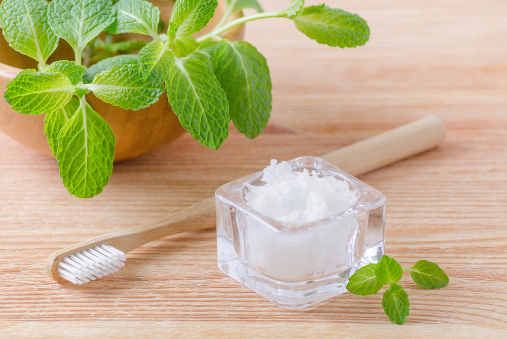 Kokosový olej s pár kapkami toho mátového je ideálním řešením pro odstranění nežádoucích bakterií z ústní dutiny. olej kokos shutterstock 593834795
