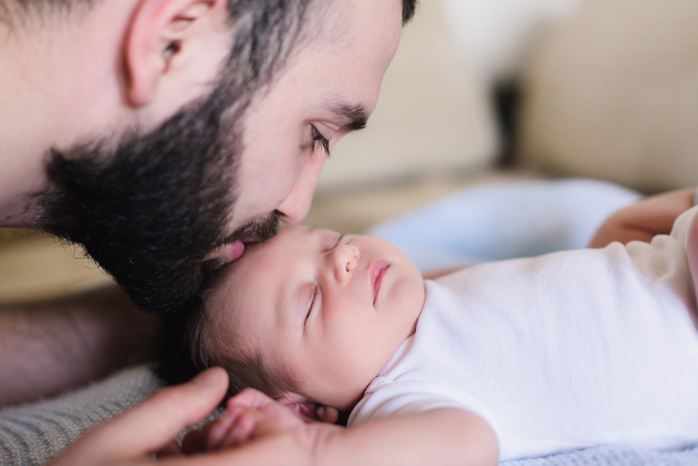 Muži, kteří měli vysokou hladinu testosteronu v krvi, byli spokojenější a šťastnější. otecshutterstock 630771401