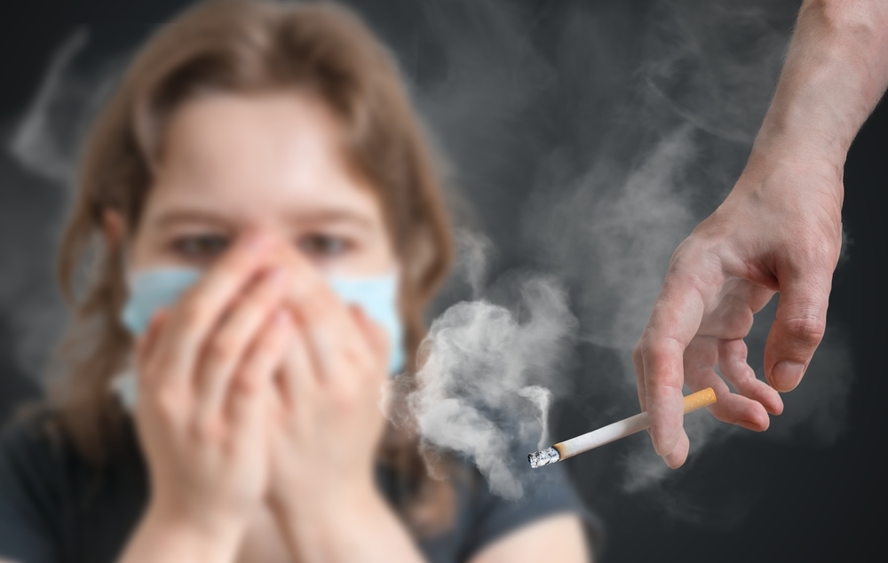 Dva až tři tisíce lidí ročně zemře na následky pasivního kouření. pasivni koureni shutterstock 457207462