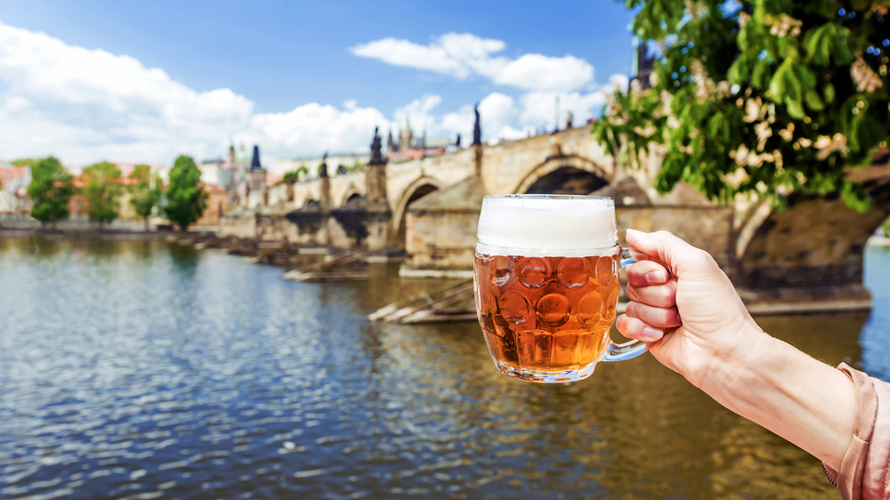České pivo má dobré jméno po celém světě. Není tedy divu, že jsme v jeho konzumaci takřka nepřekonatelní. pivo shutterstock 507555511