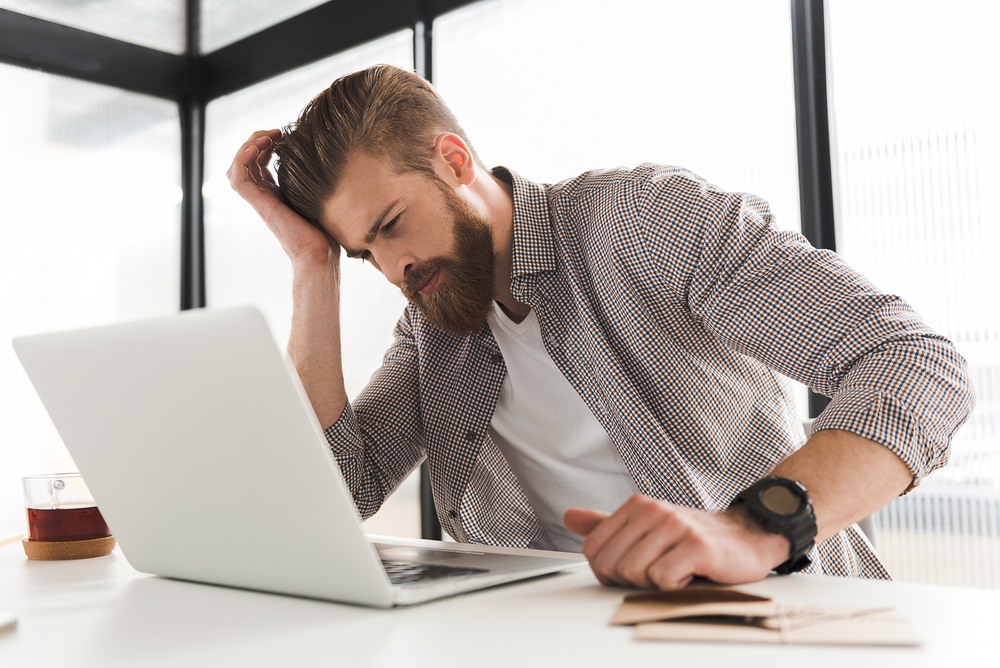 Čím více se snažíte vyřešit zapeklité zadání, tím hlouběji se do problému ponořujete. problem kancl shutterstock 639631540