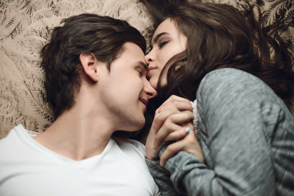 Beznadějní romantici sundávají růžové brýle jen velmi neradi. Pohled do reality je pak většinou hodně zaskočí. romantic shutterstock 391663060