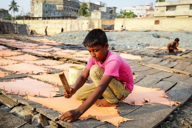 Shakil (13 let) pracuje už od svých devíti let v bangladéšské koželužně, kde napíná a suší kůži. shakil foto gmb akash