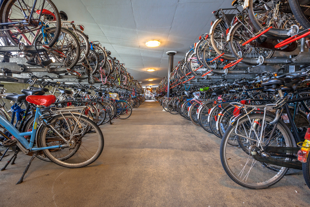 Ve městě Groningen se nachází obrovské parkoviště pro cyklisty. Vejde se na něj až 10 000 jízdních kol. shutterstock 232641526