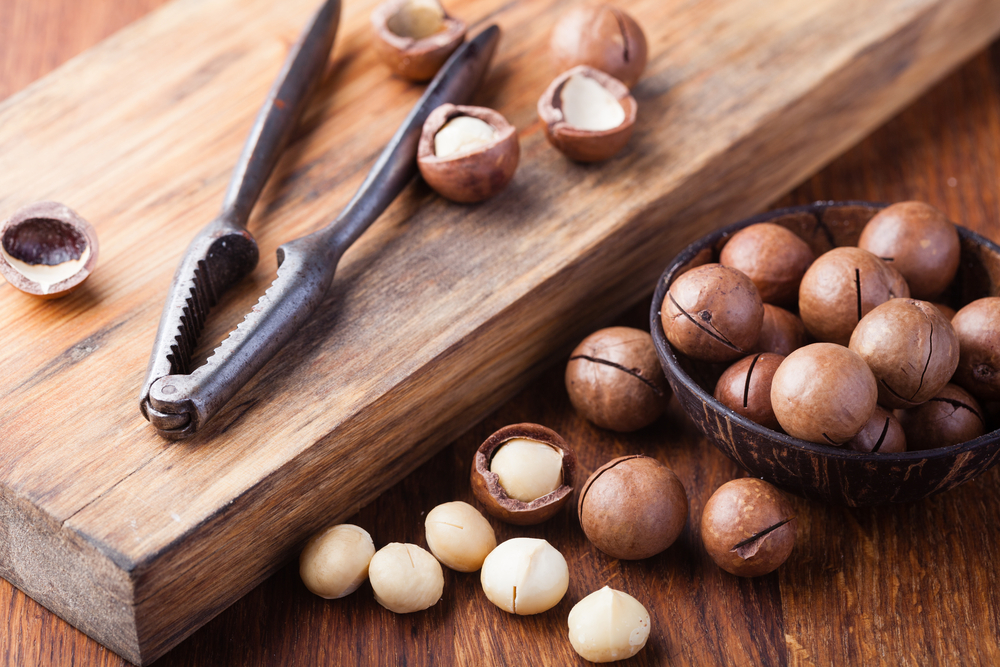 Hrst makadamových ořechů obsahuje 2,4 gramů vlákniny, 214 mg mědi a zvyšuje příjem manganu o 1,2 miligramu. shutterstock 363922367