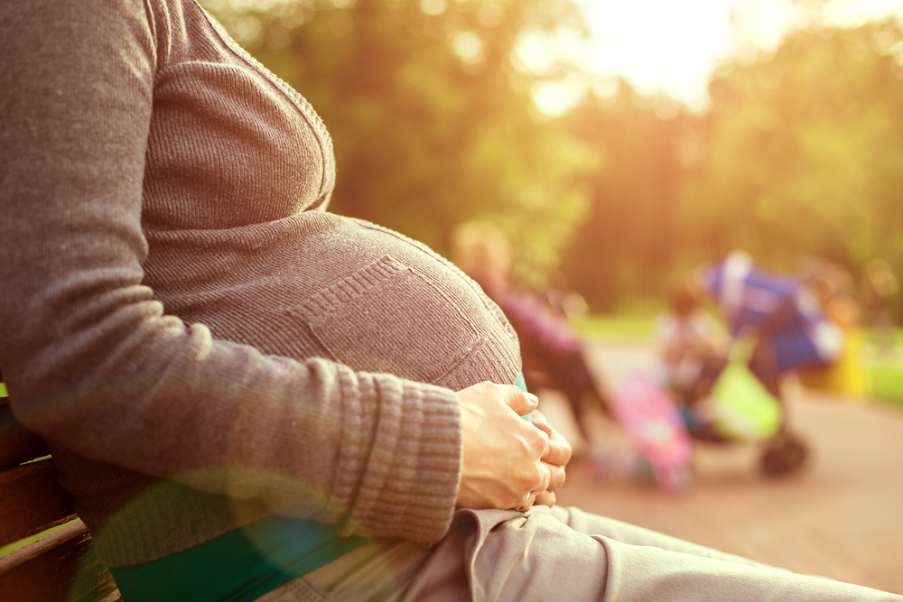 Ještě než se vůbec narodíme, je náš organismus zaplaven nejrůznějšími škodlivými látkami. tehotenstvi shutterstock 150533705