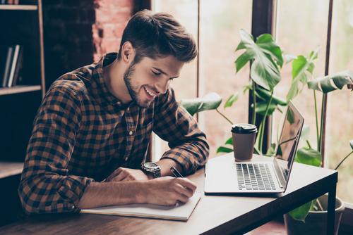 Pokud se budete při studiu usmívat, půjde vám učení mnohonásobně rychleji. uceni shutterstock 578726539