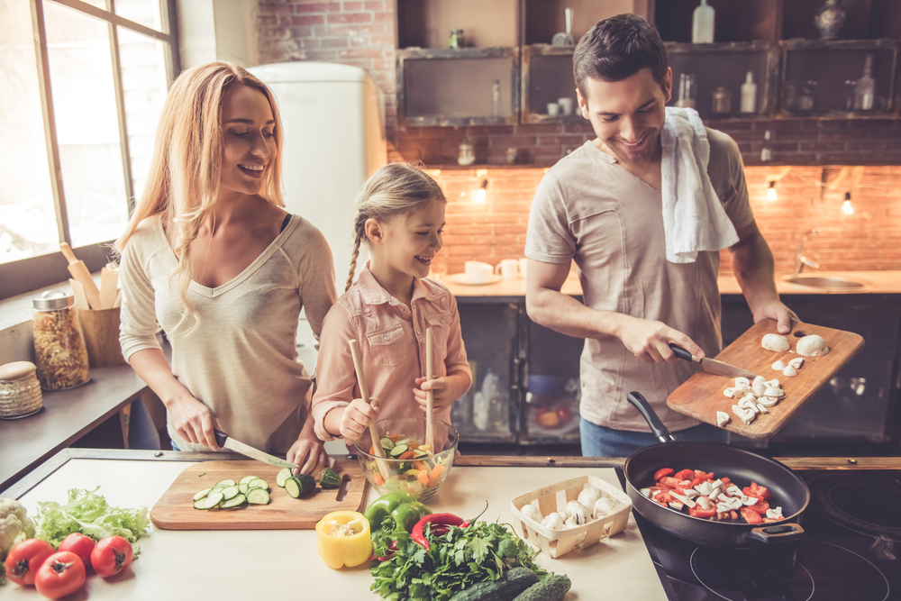 Pakliže váš jídelníček není okopírované menu z fastfoodových restaurací, nepotřebujete žádné nepřirozené omezování. vareni shutterstock 556492381
