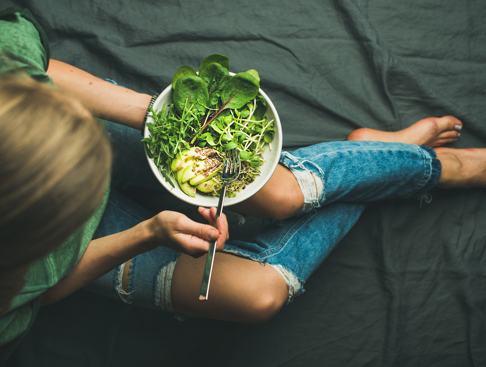 I když vám bezmasý jídelníček sníží rizika vzniku některých nemocí, má i velké mínusy. vegan shutterstock 631739033