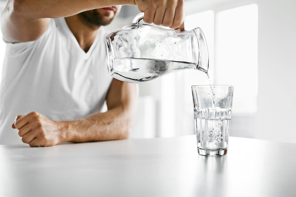 Pitný režim se nevyplatí podceňovat. Naučte se každé ráno vypít na lačno půl litru vody s citrónem. voda shutterstock 441210640