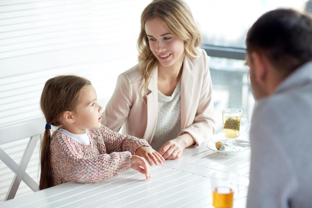 Rodina se spolu musí naučit komunikovat, teprve pak je možné všechny případné konflikty správně vyřešit. komunikace shutterstock 344303936