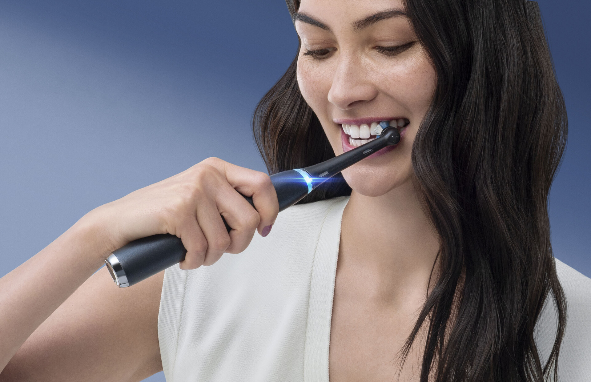m 2019 pg oralb sonos b1192 006759 00 kate t parker caitlin black 1037 1
