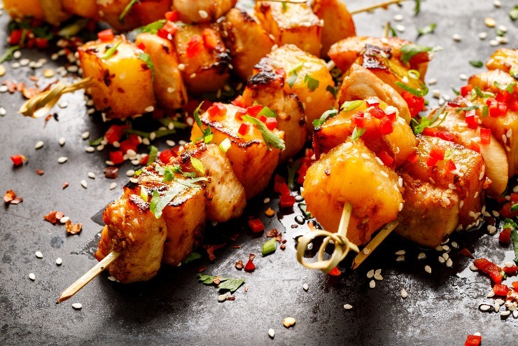 Sladká chuť ananasu se v gastronomii často využívá jako protiváha k chuti slaných jídel. (zdroj: Shutterstock) m shutterstock 1609951540