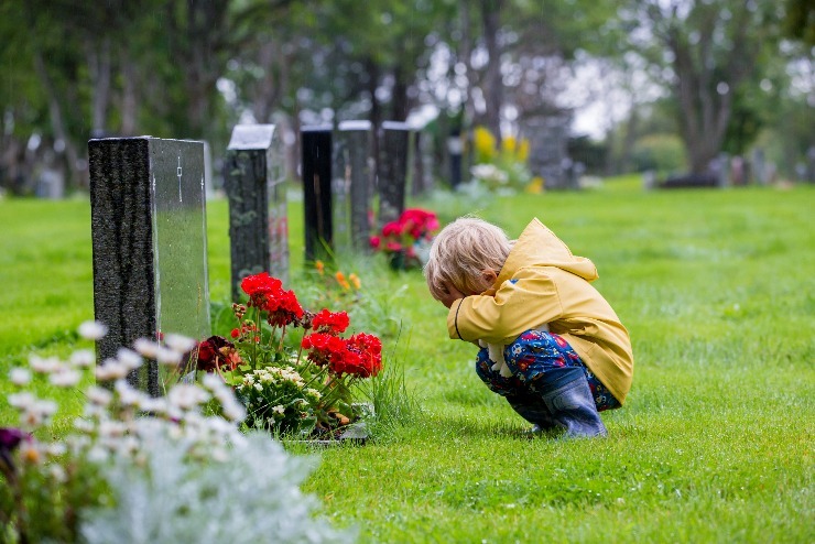Pravdivé informace o smrti a válce jsou formou vyjádření respektu k dítěti. (zdroj: Shutterstock) m shutterstock 2032684019