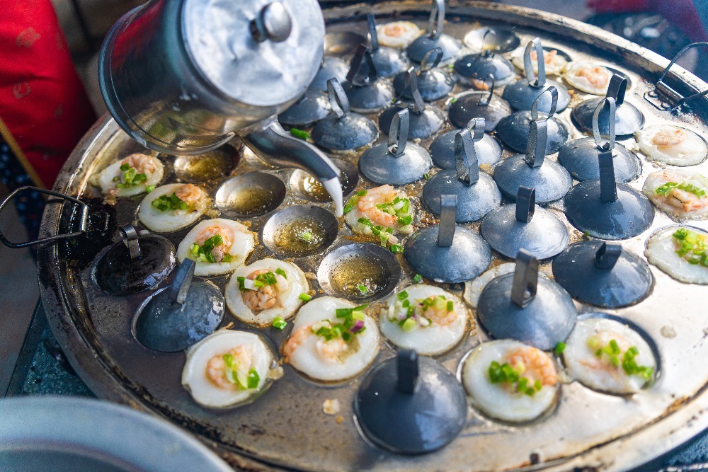 Tradiční vietnamské krevetové minipalačinky Banh Knot. (zdroj: Shutterstock) m shutterstock 2119939751