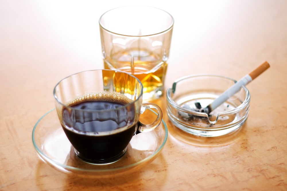 Návykové látky nejsou jen „drogy". Truchlit můžete i pro šálek kávy, alkohol, cigarety nebo toxického partnera. (zdroj: Shutterstock) m shutterstock 8640067