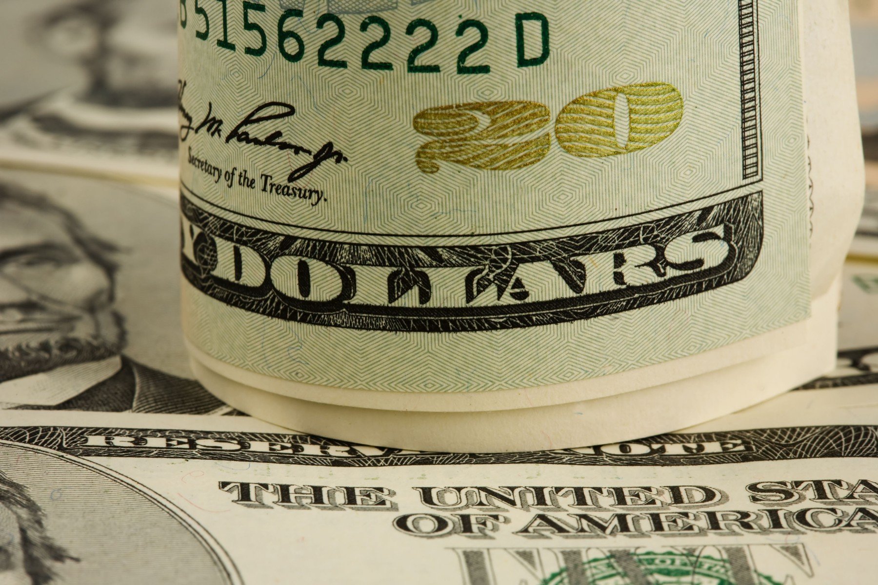 Americký dolar. Název je odvozen od mince tolar, která se razila v Českém království. dolar
