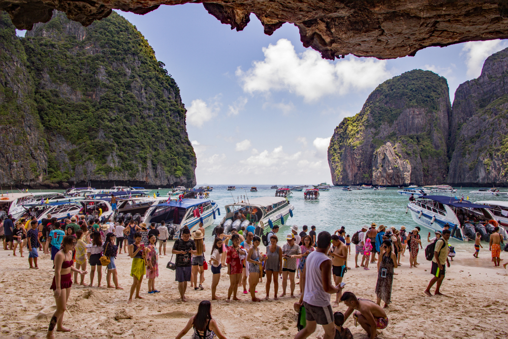Pláž Maya Bay plná turistů maya turisti