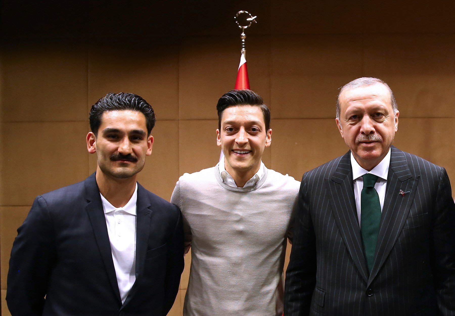 Němečtí fotbalisté Gundogan a Özil pózují se znovuzvoleným prezidentem Erdoganem. Jako součást volební kampaně se hodili erdogan ozil