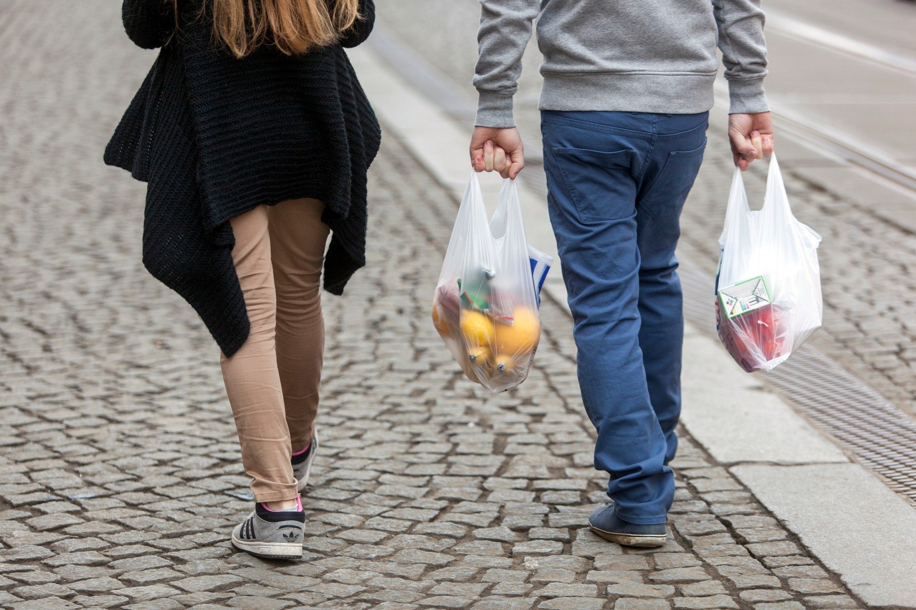 Mikrotenové igelitky se vlastně vyrábějí z odpadů ropy, jsou skladnější a méně náročné na výrobu igelitka