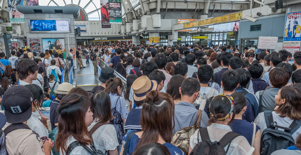Ve špičce jsou vlaky naplněny na 200 procent. japonsko nadrazi