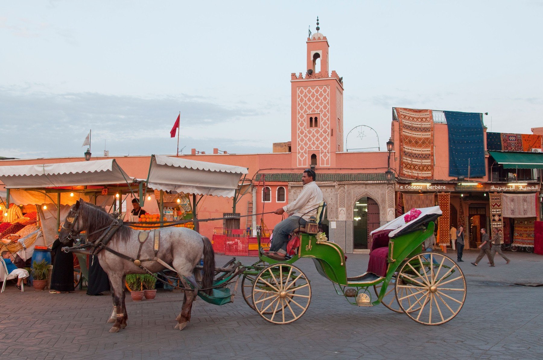Také v Marakéši slouží drožkáři zároveň jako průvodci maroko medina