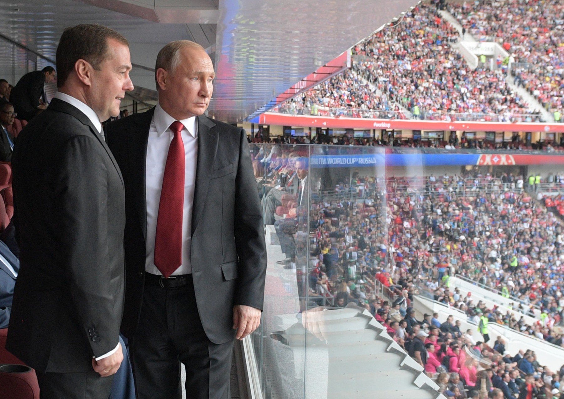 Dmitryj Medveděv a Vladimír Putin si mistrovství umějí užít putin fotbal