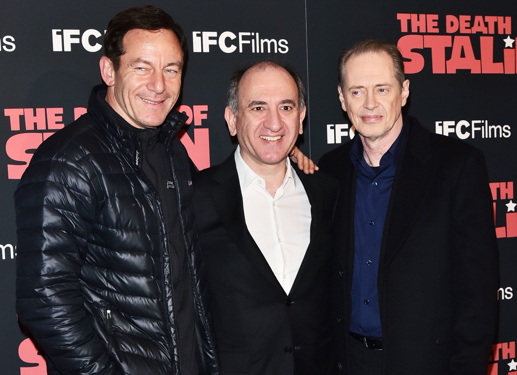 Jason Isaacs si zahrál Žukova, uprostřed Armando Iannucci a vpravo Steve Buscemi v roli Chruščova isaacs iannucci buscemi