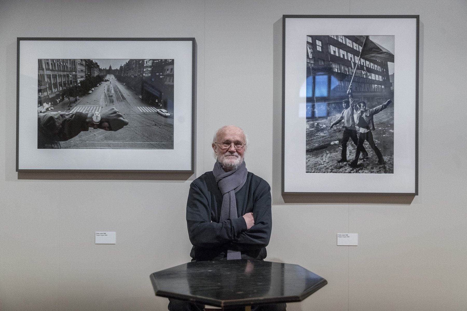 Josef Koudelka při instalaci výstavy Návraty, kterou lze navštívit do 23. září v Uměleckoprůmyslovém muzeu. koudelka 2