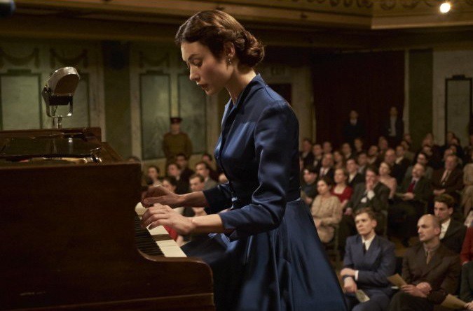 Olga Kurylenko hraje krásnou vzpurnou pianistku stalin 2