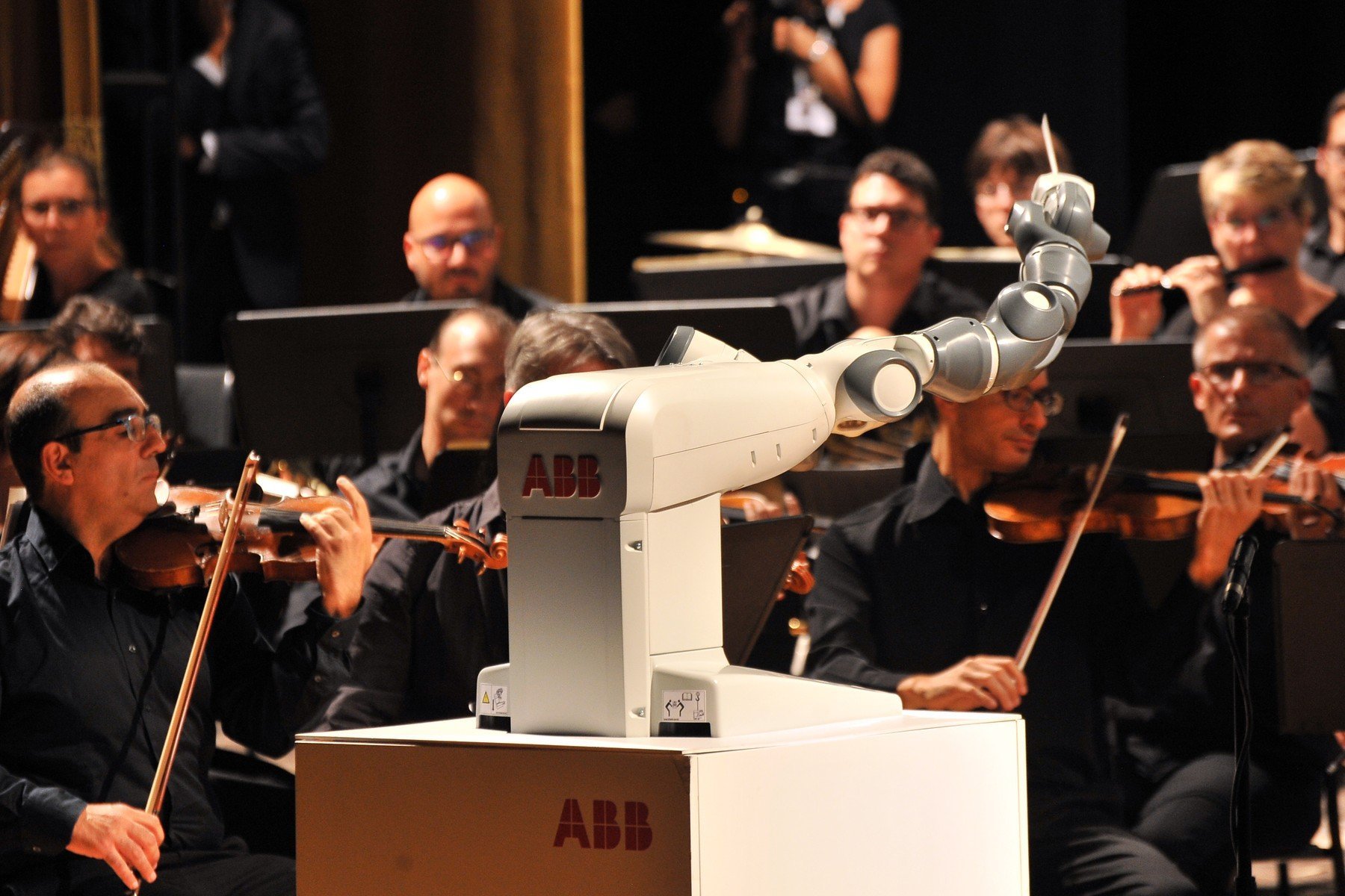 Robot Yumi, světového giganta ABB Robotics, diriguje orchestr yumi dirigent
