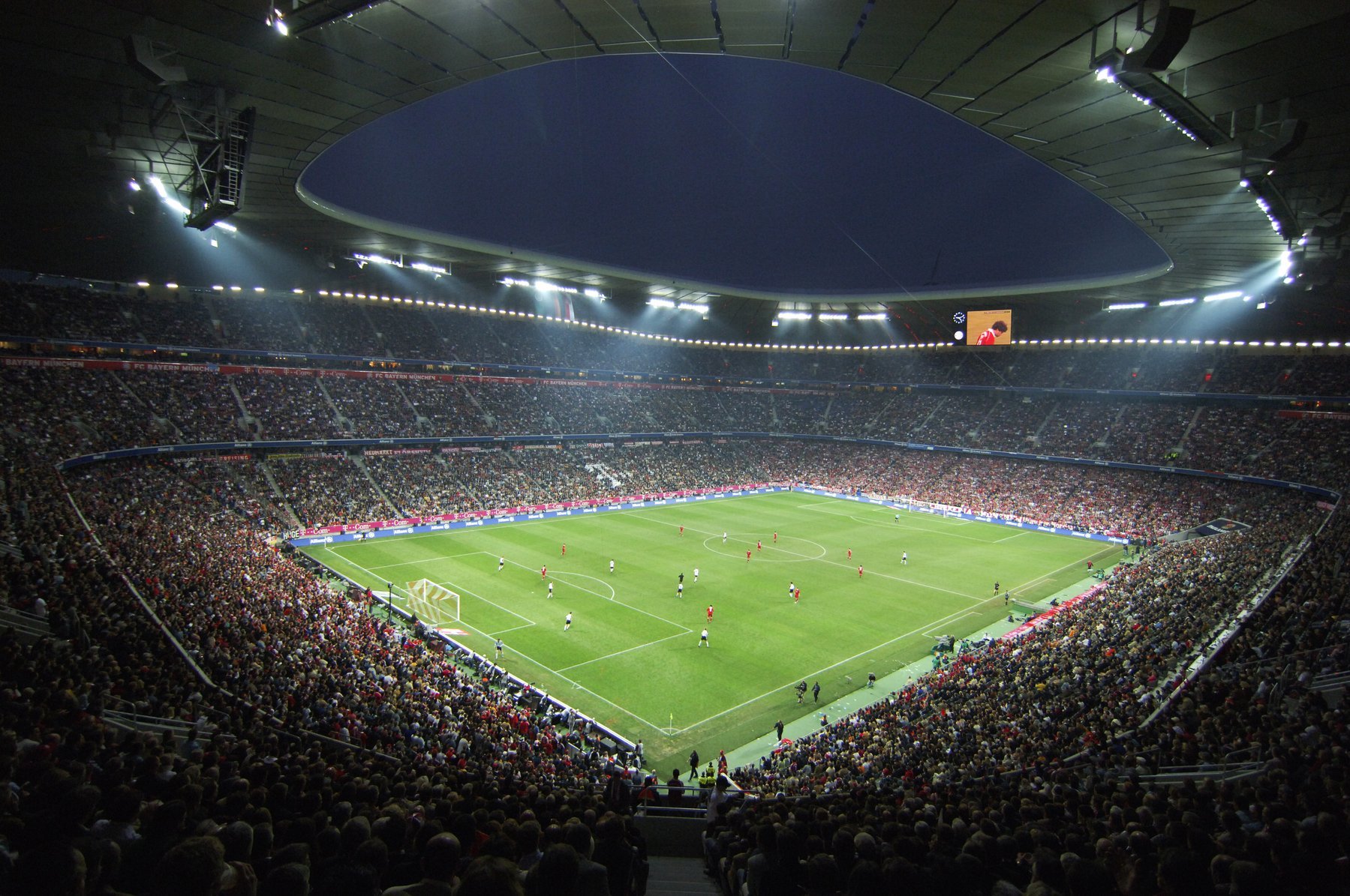 Dovede si někdo představit na českém fotbale 70 tisíc diváků? bayern arena2