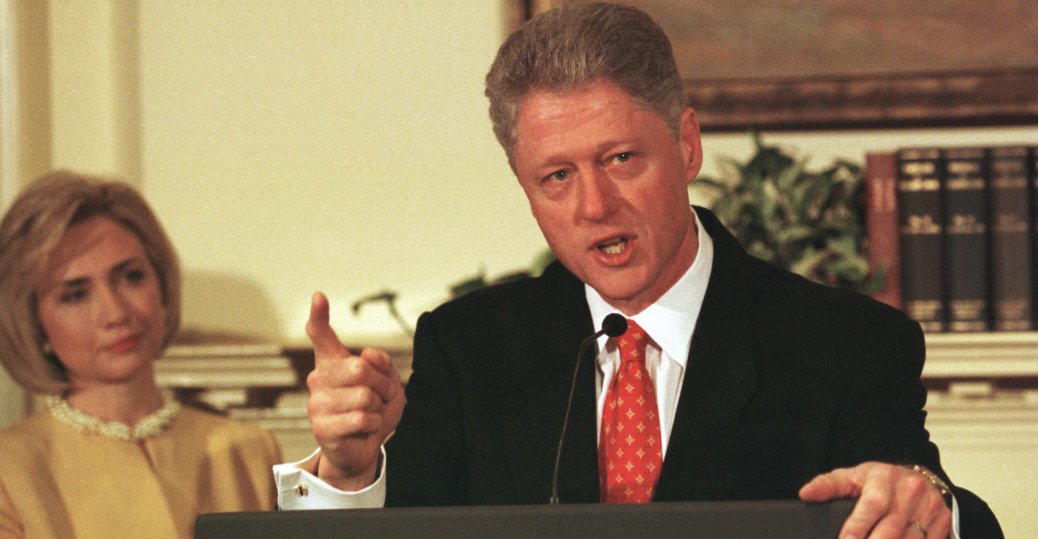 Prezident USA Bill Clinton byl přistižen při lži, když popíral, že by měl intimní vztah se stážistkou v Bílém domě Monicou Lewinskou clinton lez