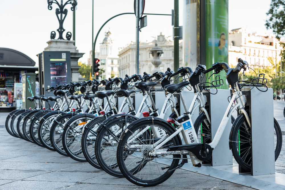 Bikes parked on the sidewalk, belonging to Madrid public system (BiciMad) on Oct 03, 2017 in Madrid, Spain Elektrokola už se sdílí například v Madridu. Teď už jen nějak vychytat ty stojany...