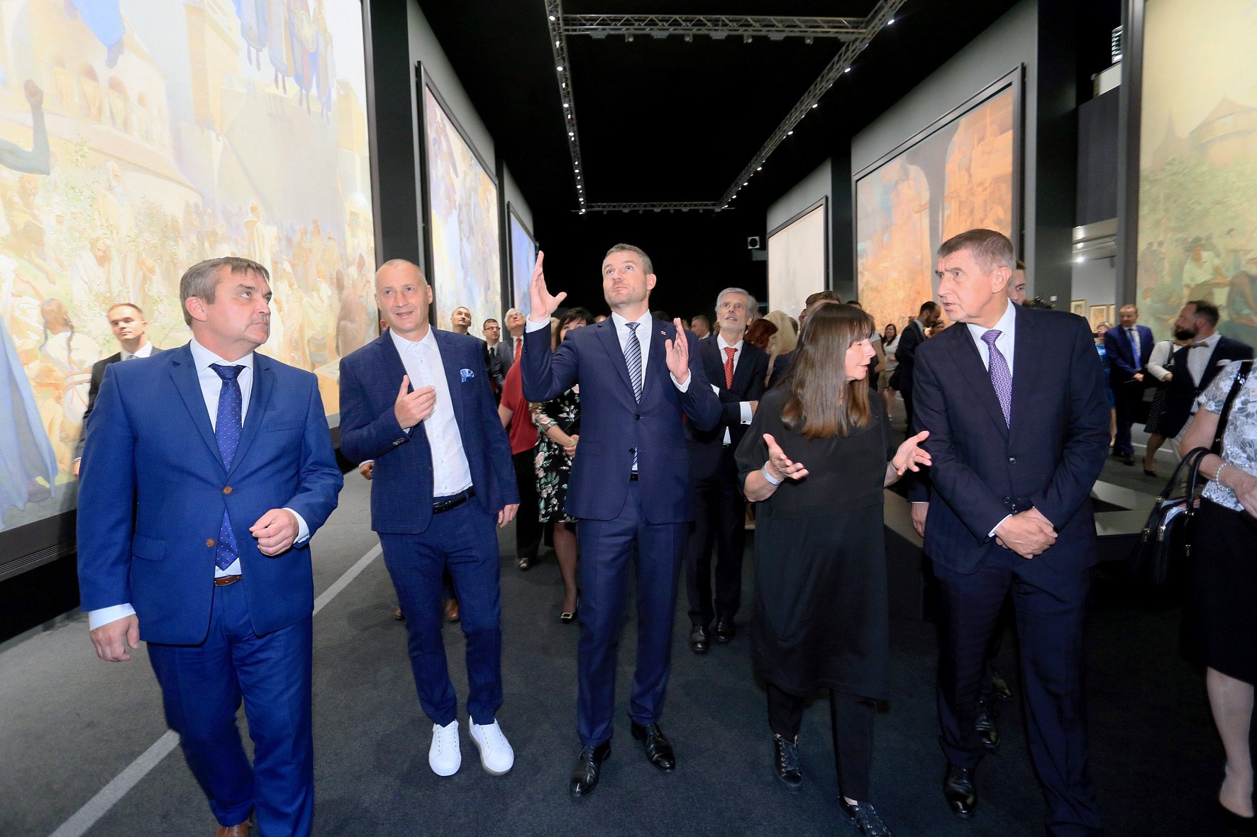 U otevření Muchových děl v rámci festivalu Re:publika nesměli chybět (zleva) brněnský primátor Petr Vokřál, majitel Muchových plakátů Richard Fuxa, slovenský premiér Peter Pellegrini a český premiér Andrej Babiš s kunsthistoričkou Magdalénou Juříkovou republika fuxa