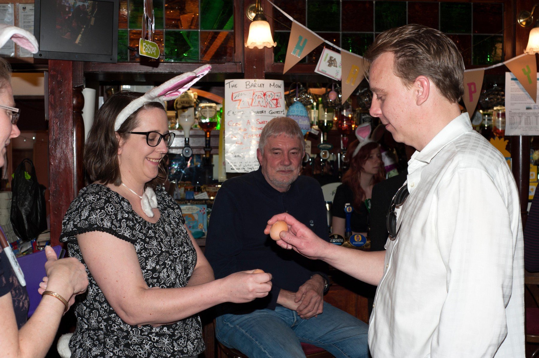 pub customers play traditional easter egg jarping in a contest between regulars england uk 17 jarping 0279813378 1