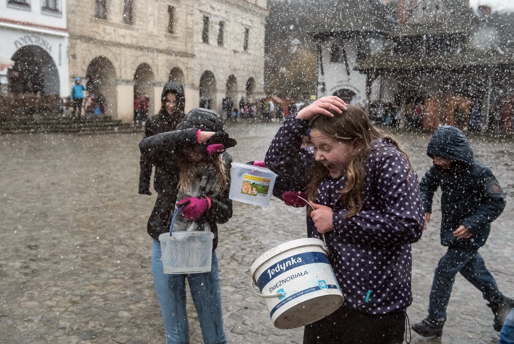 Śmigus Dyngus je veselá tradice spojená s poléváním. Trochu otrava je, když na Velikonoce mrzne 17 polsko 0367551508