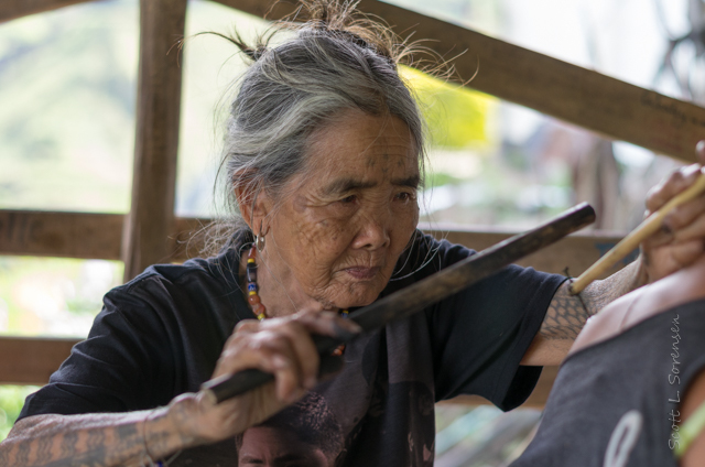 Tetování batuk provádí už jen jedna žena na světě, 93letá Apo Whang Od 17 tetovani