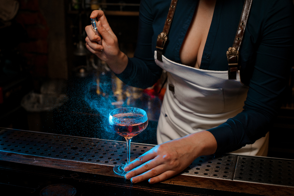 Tak tohle může být životu nebezpečné. Zvlášť pro barmanky, jež svá ňadra vystavují slunci barmanka 1137037043