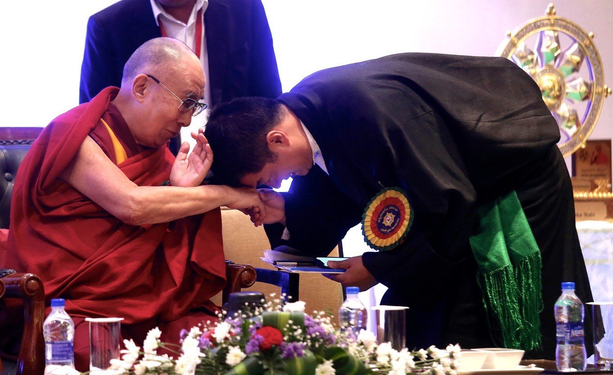 Takhle zdraví nejvyšší představitel centrálního Tibetu svého duchovního vůdce Dalajlámu dalai lama 0390188899