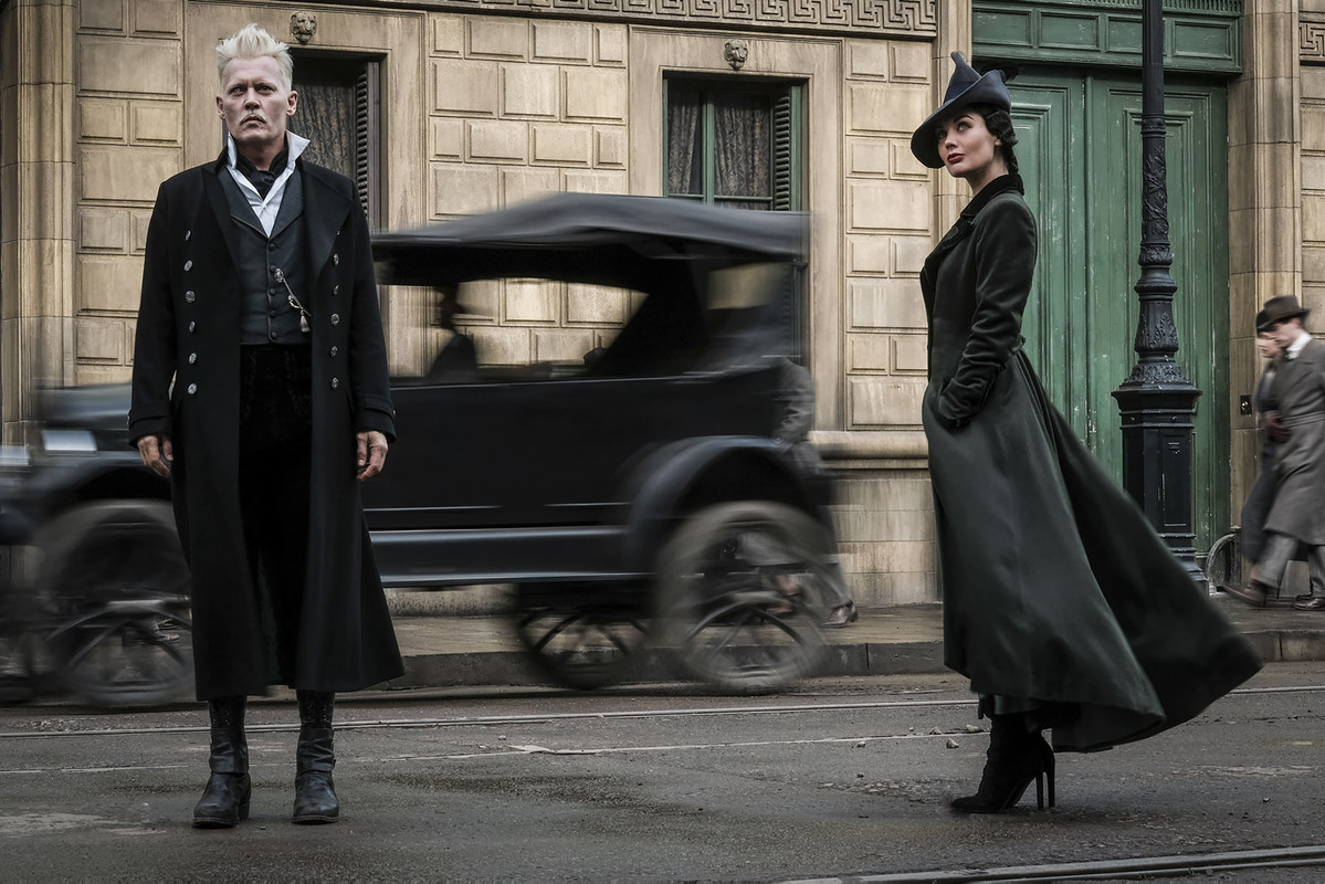 Grindelwald v podání Johnyho Deppa přemýšlí o dalším zločinu. Zločinů je moc, stejně jako postav fantasticka zvirata3